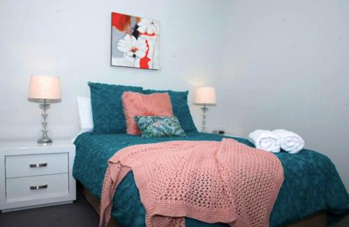 Perth Central Business District Apartment | CENTRAL CBD EXEC STUNNING VIEW WIFI NETFLIX WINE