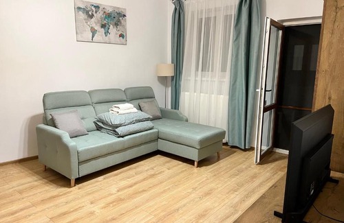 Tirgu Mures Apartment | Central cheerful house with yard