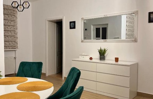 Tirgu Mures Apartment | Central cheerful house with yard