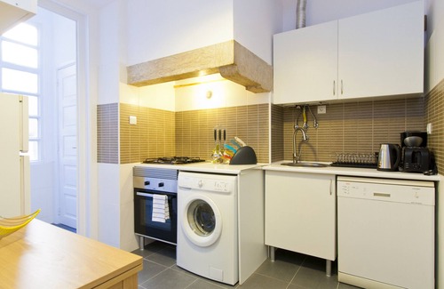 Misericordia Apartment | Central Chiado 2E by Central Hill