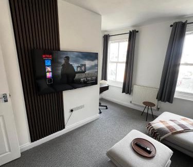 Winchester Apartment | Central Chic 3 bed, Great Location