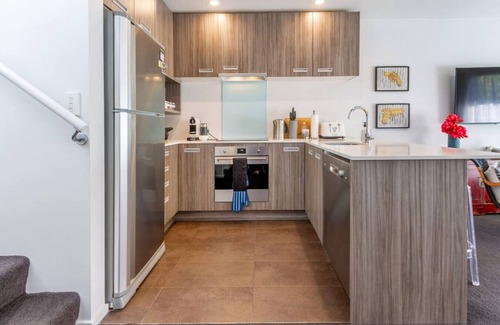 Christchurch City Centre House | Central City Retreat Stylish 2BR with Parking