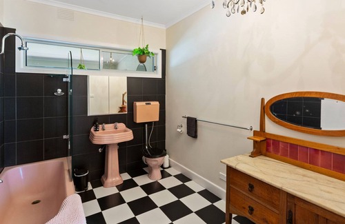 Mansfield House | Central Cottage: 4 BR, 2 BA House in Mansfield, Sleeps 8
