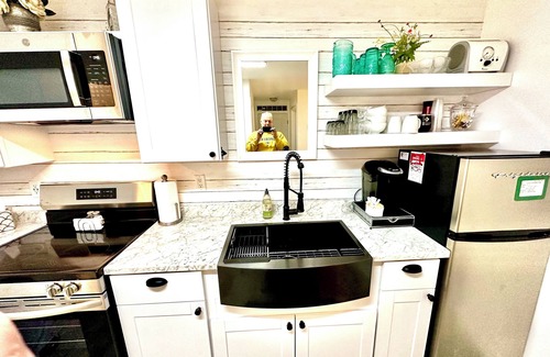 Southgate Triangle Cottage | Central Cottage -close to everything!