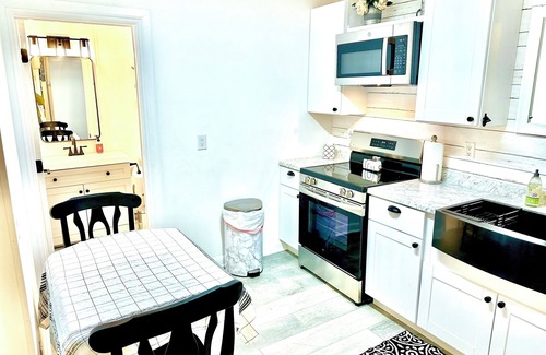 Southgate Triangle Cottage | Central Cottage -close to everything!