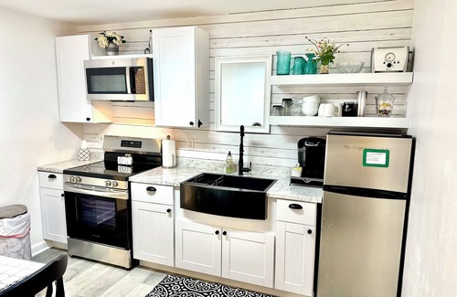Southgate Triangle Cottage | Central Cottage -close to everything!