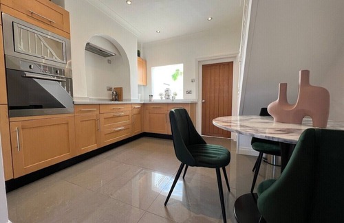 Chester House | Central Cottage with Parking by Cheshire Escapes