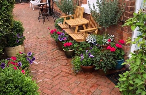 Chester House | Central Cottage with Parking by Cheshire Escapes