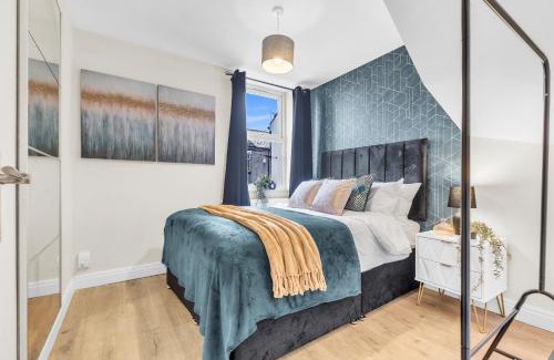 Coventry House | Central Coventry Gem: Walk To Attractions Sleeps 9