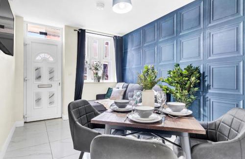 Coventry House | Central Coventry Gem: Walk To Attractions Sleeps 9