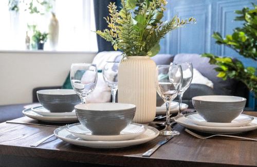 Coventry House | Central Coventry Gem: Walk To Attractions Sleeps 9