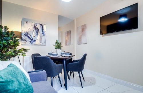 Coventry House | Central Coventry Gem: Walk To Attractions Sleeps 9