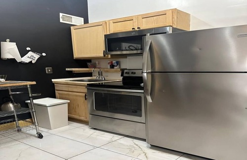 Downtown Pittsburgh Apartment | Central Downtown Queen Bed | Walk to all Venues