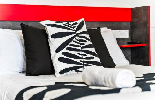 Dudley Apartment | Central Dudley Stay-Sleeps 3, Kitchen&Free Parking
