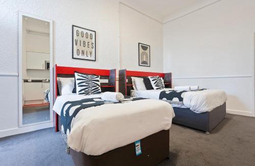 Dudley Apartment | Central Dudley Stay-Sleeps 3, Kitchen&Free Parking