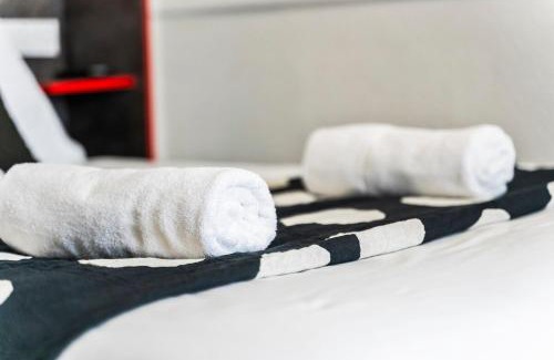 Dudley Apartment | Central Dudley Stay-Sleeps 3, Kitchen&Free Parking
