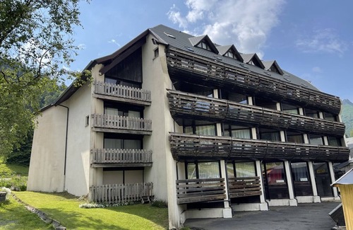 Laveissiere Apartment | Central Duplex with Balcony – Sleeps 6/8, Pets Welcome