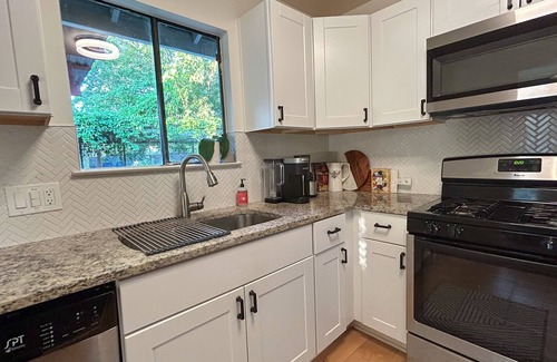 Blackshear-Prospect Hill House | Central East Austin - Walkable 3BR House + Yard