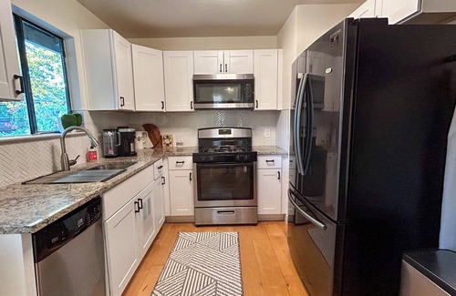 Blackshear-Prospect Hill House | Central East Austin - Walkable 3BR House + Yard