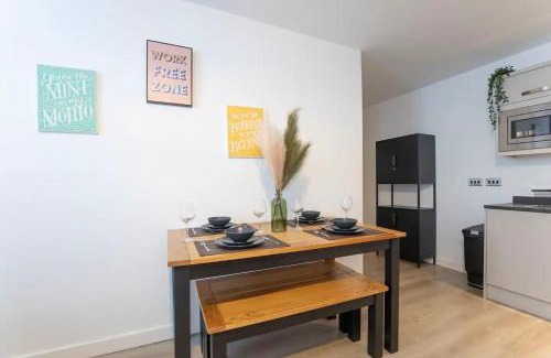 Barnwood Apartment | Central Gloucester Getaway Retreat W/Free Parking