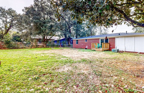 Pensacola Heights House | Central Home with Large Yard, Full Kitchen, Private Washer/Dryer & Smart TVs