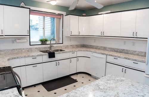 Lake George Apartment | Central Lake George Escape – Balcony Views, Walk to Everything