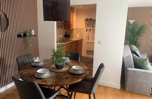 Chinatown Apartment | Central Liverpool Apartment-Sleeps 6-Free Parking