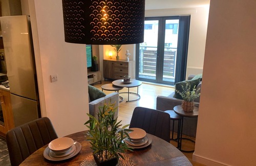 Chinatown Apartment | Central Liverpool Apartment-Sleeps 6-Free Parking