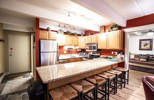 Dillon Condo | Central location to ski areas! Mountain views, walkable to Dillon restaurants.