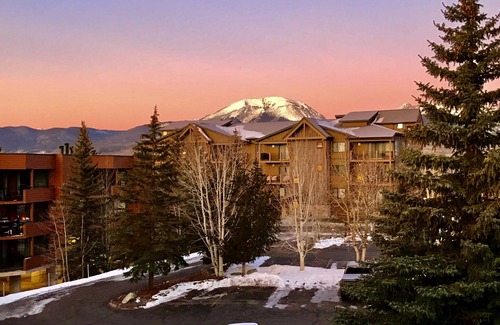 Dillon Condo | Central location to ski areas! Mountain views, walkable to Dillon restaurants.