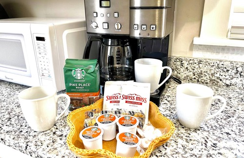 Bowling Green House | Central Location/3 miles to Beech Bend & WKU/Garage/Firepit/King Bed/Games