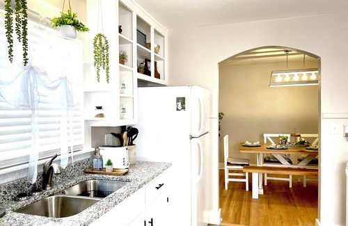 Bowling Green House | Central Location/3 miles to Beech Bend & WKU/Garage/Firepit/King Bed/Games