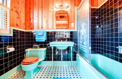 East Memphis Cottage | Central Memphis Home: MCM Decor, Walk to Midtown!