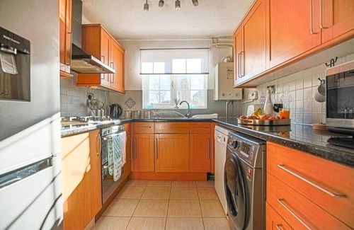 Two Mile Ash House | Central MK House - Pool Table, SmartTV & Parking