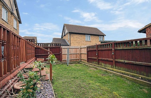 Two Mile Ash House | Central MK House - Pool Table, SmartTV & Parking