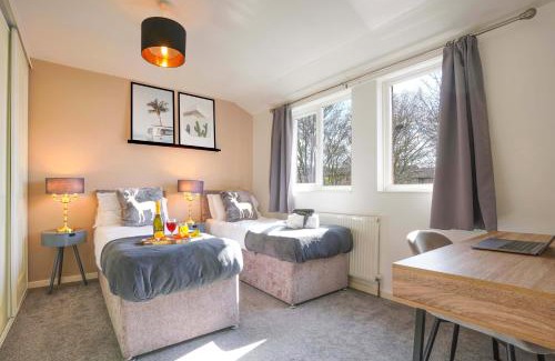 Milton Keynes House | Central MK House with Free Parking, Fast Wifi, and Smart TV with Xbox, Sky TV Packages and Netflix by Yoko Property