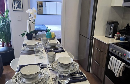 Milton Park Condo | Central Penthouse, 1Bedrooms and Den 4 guests, close by metro St-Laurent