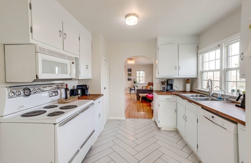 Rapid City House | Central Rapid City Home w/Sunroom & Fireplace!