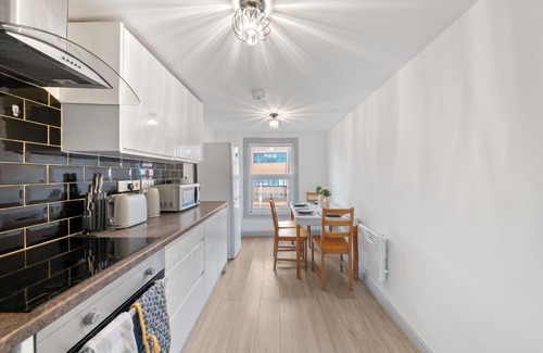 Reading Apartment | Central Reading 2-Bed Maisonette, Walk to Station