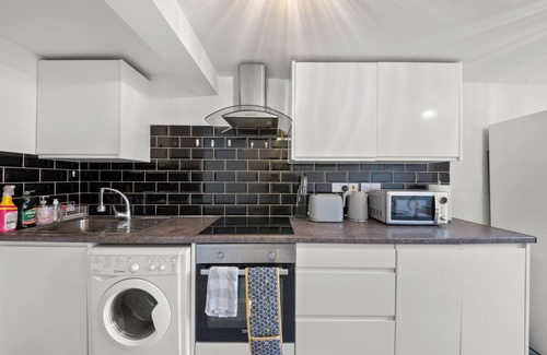 Reading Apartment | Central Reading 2-Bed Maisonette, Walk to Station
