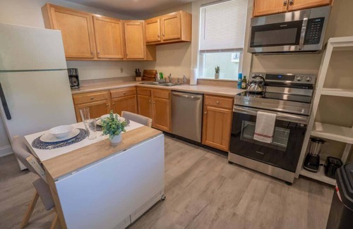 Roanoke Apartment | Central & Safe-1BR apartment in quiet neighborhood