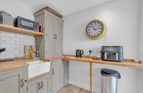Worthing Apartment | Central Snug with Patio | By My Getaways