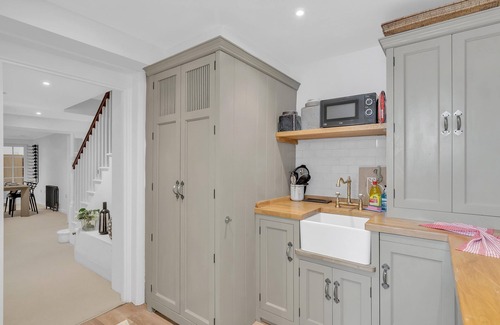 Worthing Apartment | Central Snug with Patio | By My Getaways
