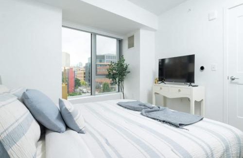 Central Square Apartment | Central Space to Balance Life Work Play 7 Sleeps