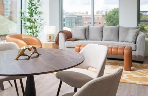 Central Square Apartment | Central Space to Balance Life Work Play 7 Sleeps