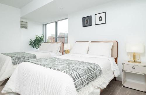 Central Square Apartment | Central Space to Balance Life Work Play 7 Sleeps