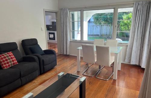 Palmerston North Apartment | Central Spacious House With Backyard And Patio