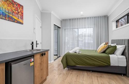 Beechworth Apartment | Central Studio in new townhouse