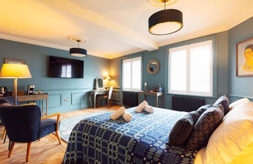 Whitchurch Apartment | Central Whitchurch - Lowcross House Guest Bedroom 1