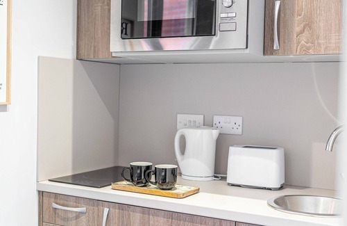 Wolverhampton Apartment | Central Wolverhampton Apartment w/Parking